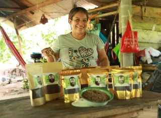 Las emprendedoras producen un café de bajura extra fino, tostado en paila y con leña, utilizando abono orgánico elaborado con pulpa de café, estiércol y residuos vegetales.