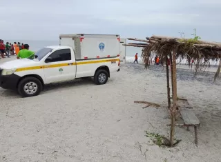 Funcionarios del Ministerio Público se presentaron a la playa para realizar las labores de levantamiento del cuerpo.  /  Foto: Foto: Eric Montenegro