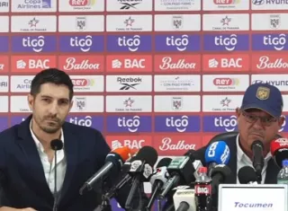 Jaime Penedo (izq.) y Manuel Arias, director deportivo y presidente de la Federación Panameña de Fútbol (FPF).