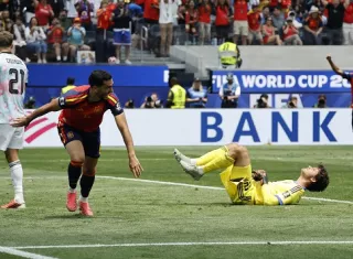 Mikel Merino después de anotar el gol de la victoria de España sobre Bélgica 2-1. Foto: EFE