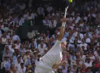 Jannik Sinner en acción durante la semifinal del Abierto de Wimbledon. 