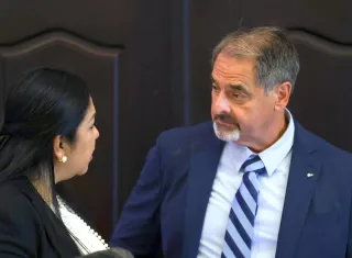 El director general de la Alianza Transnacional para Combatir el Comercio Ilícito (TRACIT), Jeffrey Hardy (d), habla con la directora general de la Autoridad Nacional de Aduanas de Panamá, Soraya Valdivieso, durante un evento organizado por la Cámara de Comercio, Industria y Agricultura de Panamá (CCIAP)