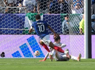 La FIFA ha optado por realizar varias ventas especiales a parte del césped del estadio MetLife. Foto. EFE
