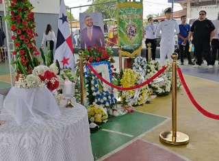 Tras concluir el acto en el complejo deportivo Plaza 28 de Noviembre, las cenizas del exrepresentante fueron trasladadas a la iglesia San Francisco de Paula. Foto. Eric Montenegro