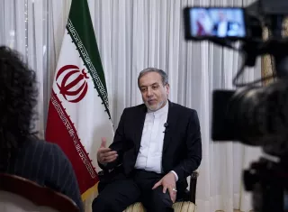 El ministro de Exteriores de Irán, Abás Araqchí, acusó a EE.U.,  de haber "violado el párrafo 9 del memorando de entendimiento" entre ambas partes, con la decisión de Washington de imponer nuevas sanciones contra el entorno del líder supremo iraní, Mojtaba Jameneí. Foto. EFE
