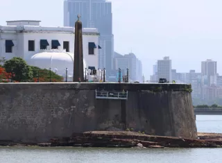 Un operario trabaja en la restauración de la plaza de Francia en el Casco Antiguo de Ciudad de Panamá. Foto: EFE