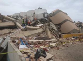 Las autoridades han evitado dar a conocer la cifra de personas desaparecidas en el doble terremoto. Foto. EFE