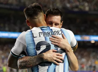 Lionel Messi (de frente) se declaró este sábado en Kansas City muy feliz por la obtención de un triunfo. Foto: EFE