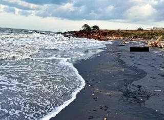 El cdáver fue ubicado en la orilla de la playa.  /  Imagen ilustrativa generada con IA
