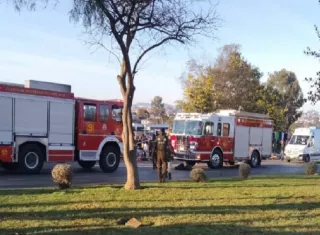 El hecho también dejó al menos siete lesionados, entre ellos, una madre y unos mellizos lactantes que se encuentran fuera de peligro, según confirmó Erich Liebig, médico coordinador de Emergencias y Desastres del Servicio de Salud Viña del Mar. Foto. Tomada de Noticias Valpo Express 