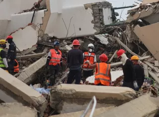 Cerca de 18.000 personas perdieron sus casas, pero las autoridades creen que ese número subirá a medida que avance el proceso de inspección. Foto. EFE