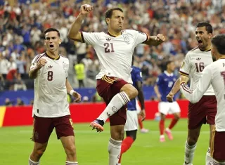 Jugadores de España celebran el primer gol en el partido de semifinales ante Francia.