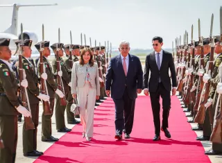 El presidente Mulino llegó a México acompañado de la primera dama, Maricel Cohen de Mulino
