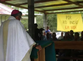 El obispo de Colón, monseñor Manuel Ochogavía reiteró que las comunidades tienen derecho a defender su territorio y el Río Indio. Foto. Cortesía