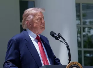 En su mensaje de este martes, Donald Trump dijo que "el estrecho de Ormuz está abierto a todo el tráfico marítimo, excepto el de Irán", a cuyo liderazgo acusó de ser "mentiroso, violento y malicioso". Foto. EFE