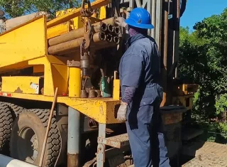Las labores de perforación se desarrollarán durante varios días, tiempo en el que técnicos especializados realizarán los estudios necesarios para determinar el caudal y la calidad del agua antes de incorporar los nuevos pozos al sistema de distribución. Foto. Cortesía