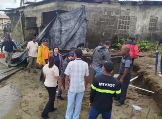 Las autoridades del Ministerio de Vivienda y Ordenamiento Territorial, realizaron las evaluaciones a las casas afectadas por los oleajes. Foto. Cortesía