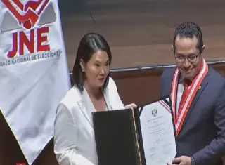 La derechista Keiko Fujimori recibió este miércoles las credenciales de presidenta electa de Perú para el periodo 2026-2031 en una ceremonia pública presidida por el Jurado Nacional de Elecciones (JNE) en Lima. EFE