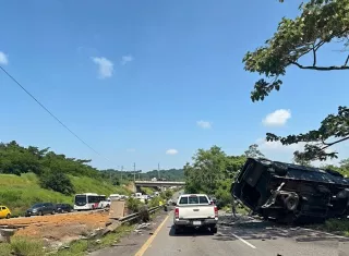 El accidente ha causado un enorme tranque vehicular en la vía Centenario.  /  Imagen generada con IA