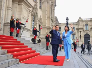 El presidente interino, José María Balcázar, recibió en la puerta de ingreso a Palacio de Gobierno, a la presidenta electa Keiko Fujomori. Foto. @presidenciaperu
