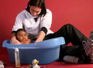 Lionel Messi baña a Lamine Yamal para una campaña del 2007. Este tipo de historias alimentan la idea de que, a veces, el fútbol escribe guiones que parecen imposibles… hasta que se hacen realidad.