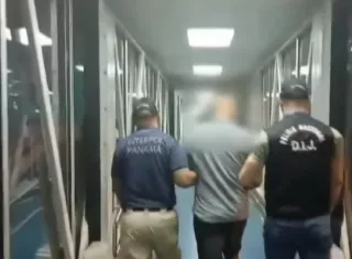 El sujeto en 2022 obtuvo libertad vigilada, pero incumplió las condiciones impuestas por los tribunales y huyó del país.