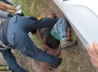 Por sus propios medios, los residentes lograron capturar a uno de los presuntos delincuentes y se lo entregaron a la Policía Nacional. La comunidad haciendo el trabajo. 