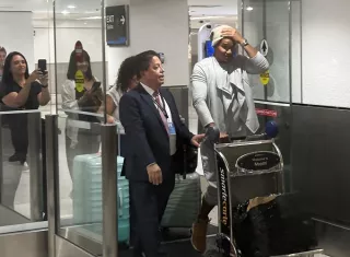 El artista plástico y opositor cubano Luis Manuel Otero Alcántara (d) llegó este sábado a Miami, tras recuperar la libertad en la isla y recibir un amparo migratorio de Estados Unidos, después de cinco años encarcelado en Cuba.  Foto. EFE