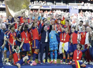 El equipo de España con el trofeo de campeón del Mundial 2026. Foto: EFE