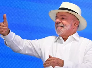  La ventaja del presidente Luiz Inácio Lula da Silva sobre su principal rival, el senador Flávio Bolsonaro, en una eventual segunda vuelta de las elecciones presidenciales de octubre próximo en Brasil aumentó desde seis puntos en junio hasta ocho en julio. Foto. EFE