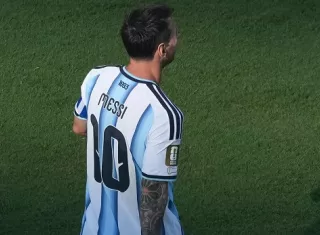 Lionel Messi se despide de los mundiales con el título logrado en Catar 2022. Foto: EFE