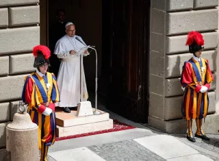 A pesar del calor los fieles se acercaron al rezo del Ángelus en Castel Gandolfo.