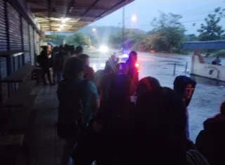 Aguacero y sin buses, así amaneció el sector este. Los usuarios del transporte público fueron los más afectados. 
