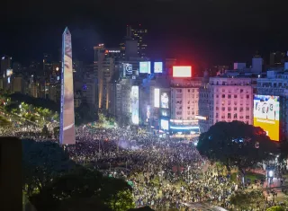 Al menos 12 personas fueron detenidas por las fuerzas de seguridad durante incidentes en el desalojo de aficionados argentinos que se habían concentrado en las inmediaciones del Obelisco de la ciudad de Buenos Aires para expresar su apoyo a la selección argentina. Foto. EFE