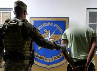 Al inspeccionar el automóvil, los agentes ubicaron los seis paquetes con la presunta sustancia ilícita, escondidos en la parte trasera del vehículo.