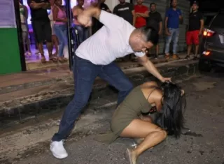¡Cobarde! Le da una brutal golpiza a una mujer; ahora los tongos lo buscan 