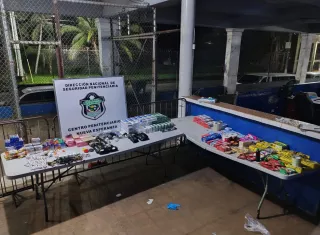 Al revisar el contenido, las autoridades encontraron armas de fuego, municiones y presuntas sustancias ilícitas