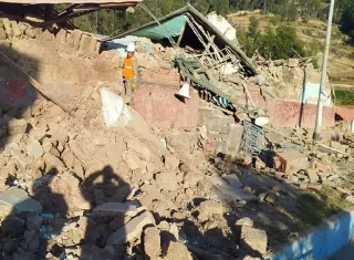 Al actualizar las cifras del impacto del movimiento, el último boletín oficial indicó que 52 viviendas fueron destruidas, 43 quedaron inhabitables, y otras 74 se vieron afectadas, así como cuatro instituciones educativas, tres establecimientos de salud. Foto. EFE
