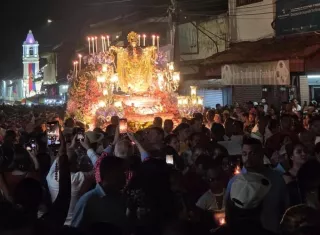 La noche del domingo se vivió uno de los momentos más emotivos de la festividad con la tradicional procesión de la imagen por las principales calles del pueblo. Foto. Thays Domínguez