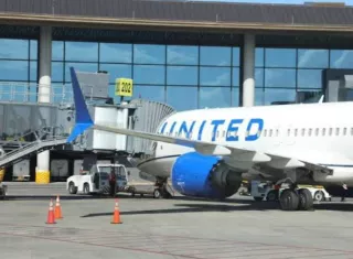 El UA886 despegó del Aeropuerto Internacional Liberty de Newark, en Estados Unidos, con destino al Aeropuerto Internacional Jorge Chávez, en Lima, cuando la tripulación optó por dirigirse a Panamá para atender la situación.