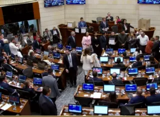 El hecho más llamativo de la elección fue el respaldo del Pacto Histórico, partido del presidente saliente Gustavo Petro, a la candidatura de Henríquez, pese a que ambas fuerzas protagonizaron algunos de los principales enfrentamientos políticos en cuatro años. Foto. Canal del Congreso de Colombia
