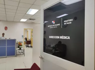 Las autoridades del Hospital Nicolás Solano aclararon que las ventanillas de atención presencial continuarán disponibles para pacientes de primera vez y para aquellas personas que no cuenten con acceso a herramientas tecnológicas. Foto. Eric Montenegro