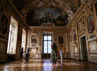 Las ocho joyas sustraídas, entre las que se incluyen collares, tiaras, relicarios y broches de piedras preciosas, tienen un valor económico conjunto estimado de unos 88 millones de euros, aunque el patrimonial es inestimable. Foto. EFE