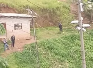 Las unidades policiales observaron entre matorrales, en una pequeña colina, el cuerpo sin vida de un hombre de rasgos indígenas.