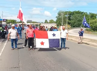 Los participantes en la concentración reiteraron que continuarán realizando acciones pacíficas hasta recibir una respuesta oficial que garantice el pago de la prestación reclamada. Foto. Melquíades Vásquez