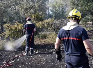 Desde el comienzo de la temporada de incendios, tres bomberos en total murieron en Francia combatiendo el fuego. Foto. EFE