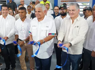 El presidente de la República, José Raúl Mulino, realiza el corte de cinta inaugural del Estadio Armando Dely Valdés. Foto: @presidenciapma