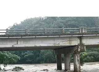 El Sinaproc prohibió el paso de vehículos pesados por la estructura como medida preventiva. Foto. Sinaproc