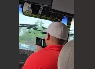 El conductor suspendido fue captado por un pasajero mientras manejaba la unidad 179, con matrícula 385289, utilizando su teléfono móvil.
