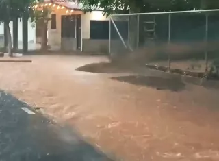 Las autoridades mantienen la vigilancia en las zonas afectadas y exhortan a la población a evitar cruzar ríos o calles inundadas, conducir con precaución.